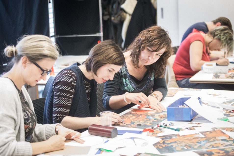 Cykl edukacyjny "Obalamy legendę" - uczestniczki tworzą pracę podczas warsztatów.