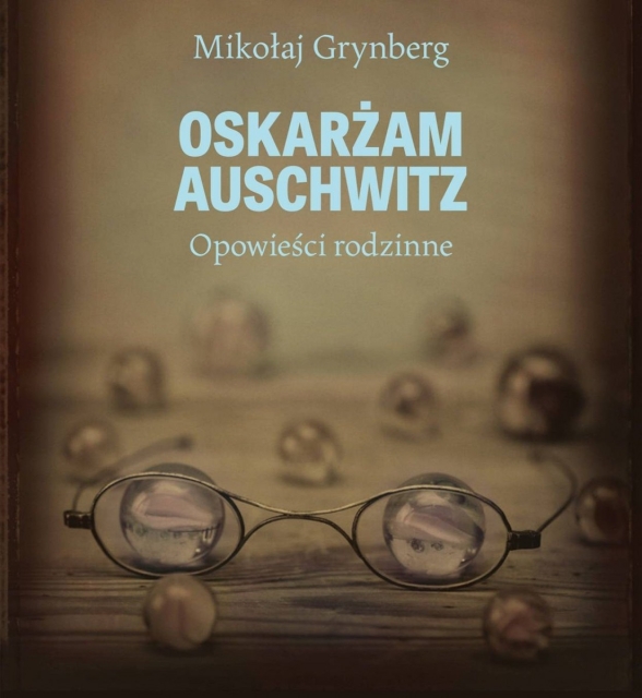 Okładka książki Mikołaja Grynberga "Oskarżam Auschwitz. Opowieści rodzinne". Na okładce okulary i kilka szklanych kulek.