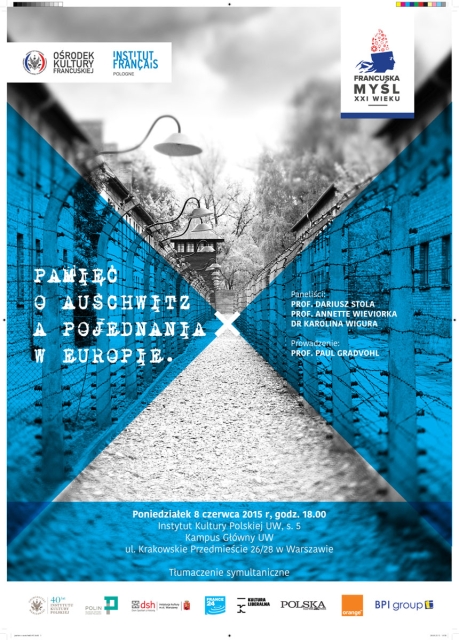 Plakat z czarno-białym zdjęciem Auschwitz i napisem Pamięć o Auschwitz a pojednania w Europie.