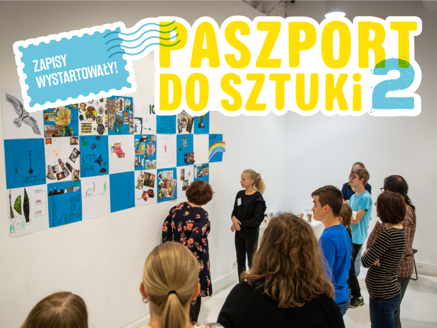 Grupa młodzieży i dorosłych stoi przed projektem graficznym umieszczonym na ścianie. Dziewczynka z blond włosami omawia projekt. Na górze grafiki napisy: Zapisy ruszyły! Paszport do sztuki 2.
