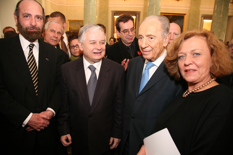 Lech Kaczyński z innymi elegancko ubranymi osobami.