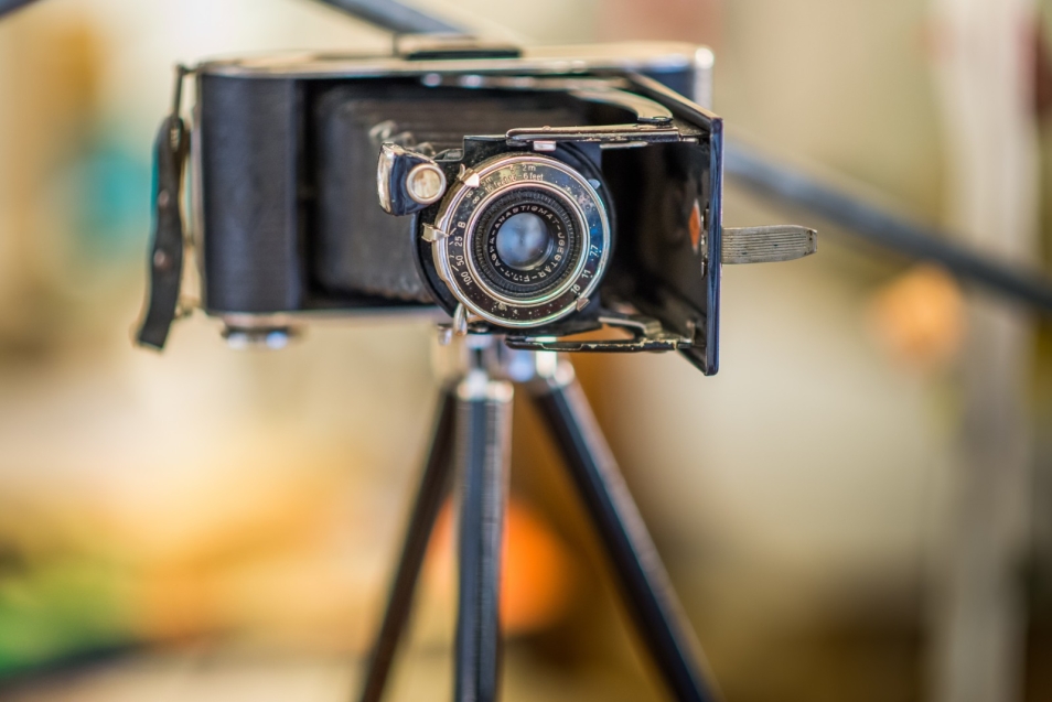 Warsztaty fotograficzne. Zdjęcie obiektywu na stojaku.
