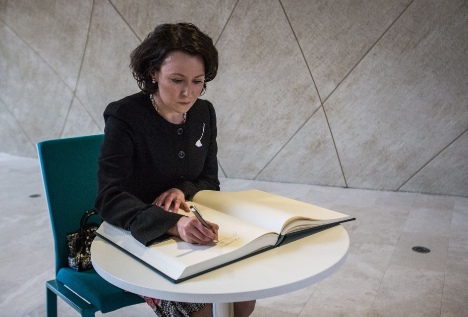 Pierwsza dama Finlandii wpisuje się do księgi pamiątkowej Muzeum POLIN.
