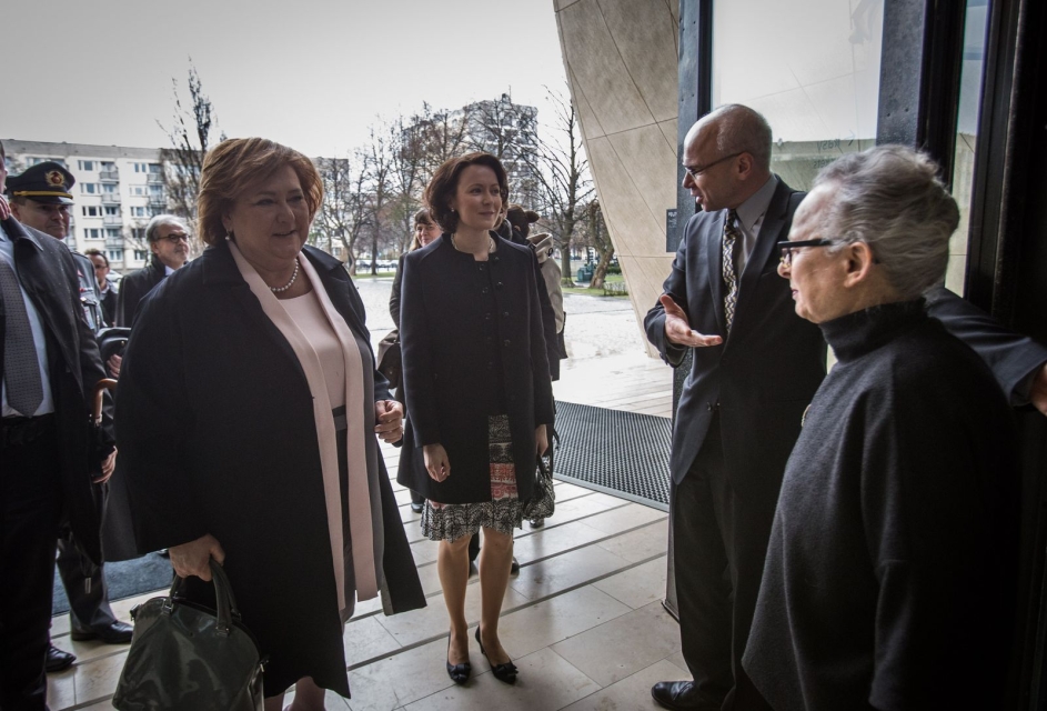 Dariusz Stola i Barbara Kirschenblatt-Gimblett witają pierwsze damy w Muzeum POLIN.