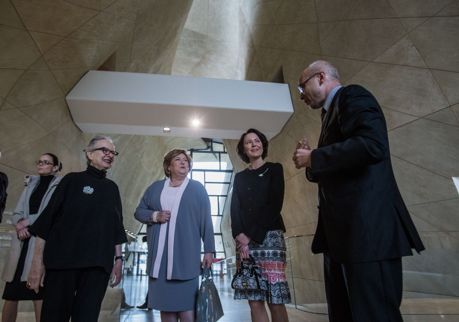 Dariusz Stola i Barbara Kirschenblatt-Gimblett z pierwszymi damami w holu głównym Muzeum POLIN.