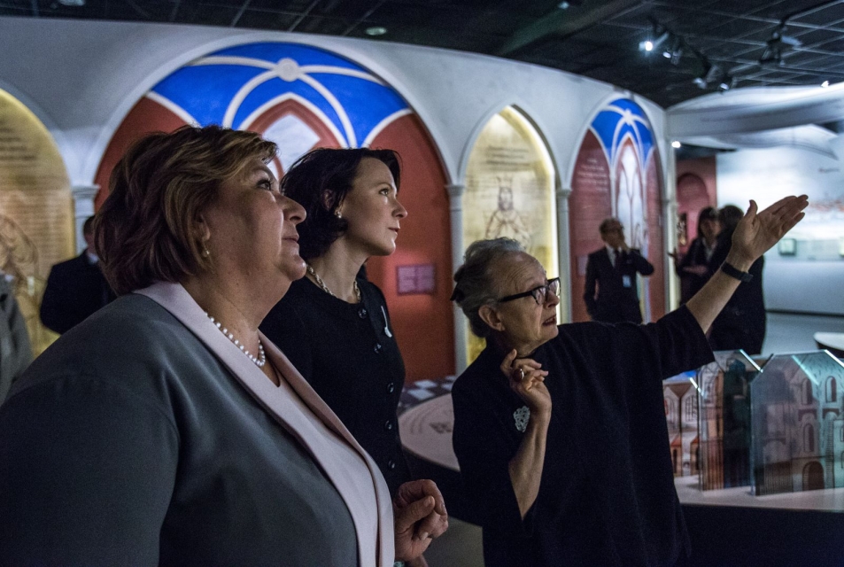 Barbara Kirshenblatt-Gimblett oprowadza pierwsze damy po wystawie stałej w Muzeum POLIN.