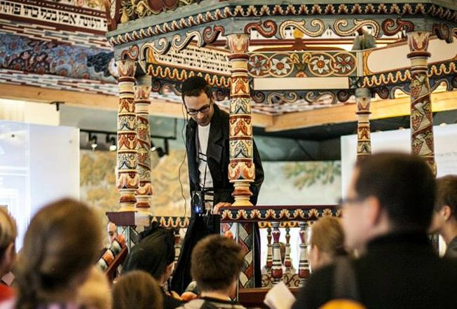 bima - przewodnik i grupa zwiedzających wystawę w Muzeum Polin