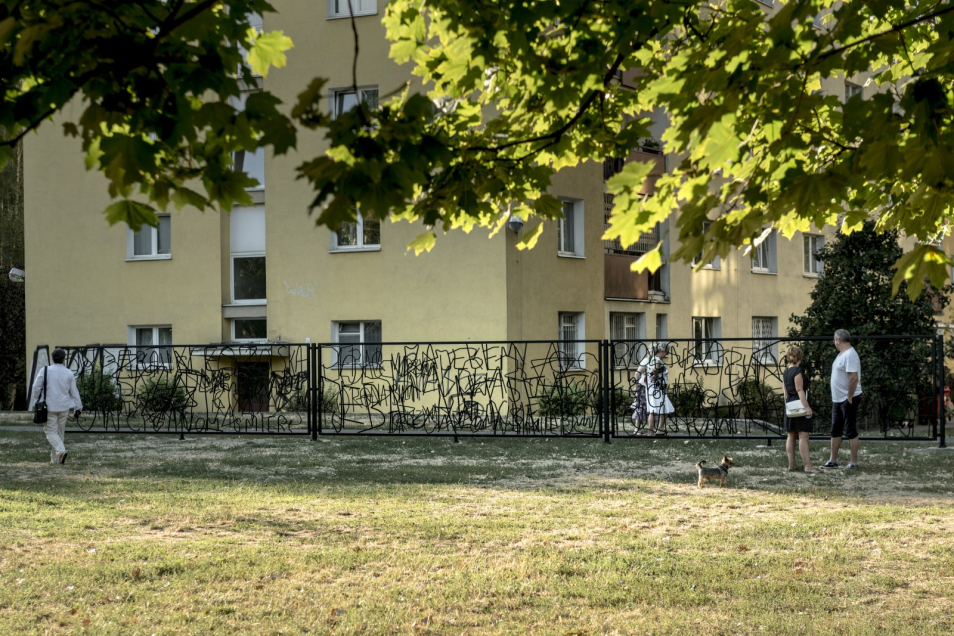 Park i budynek mieszkalny.