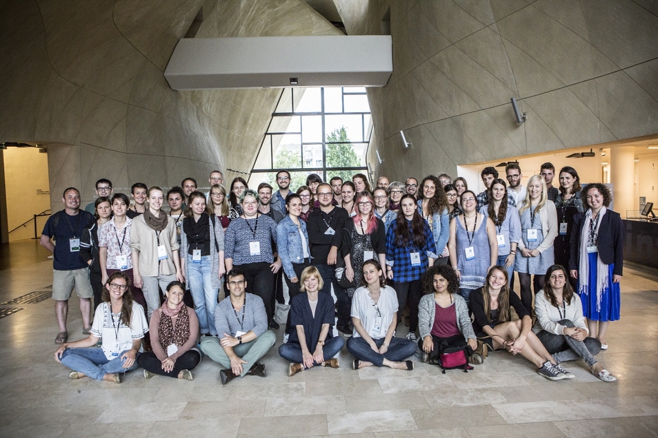 POLIN Meeting Point 2016 - grupa ludzi pozuje do zdjęcia w budynku Muzeum POLIN.