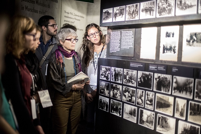 Zwiedzanie wystawy stałej w Muzeum POLIN