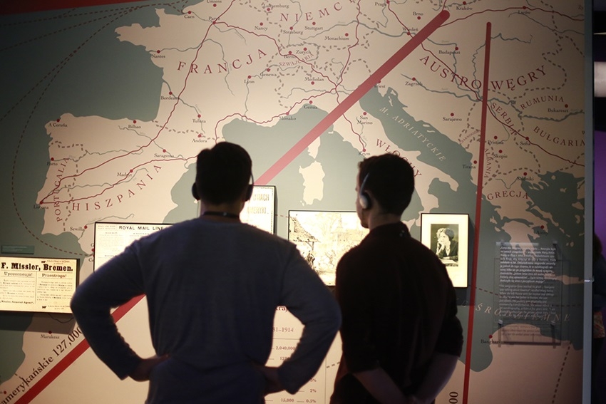 Zwiedzanie wystawy stałej w Muzeum POLIN