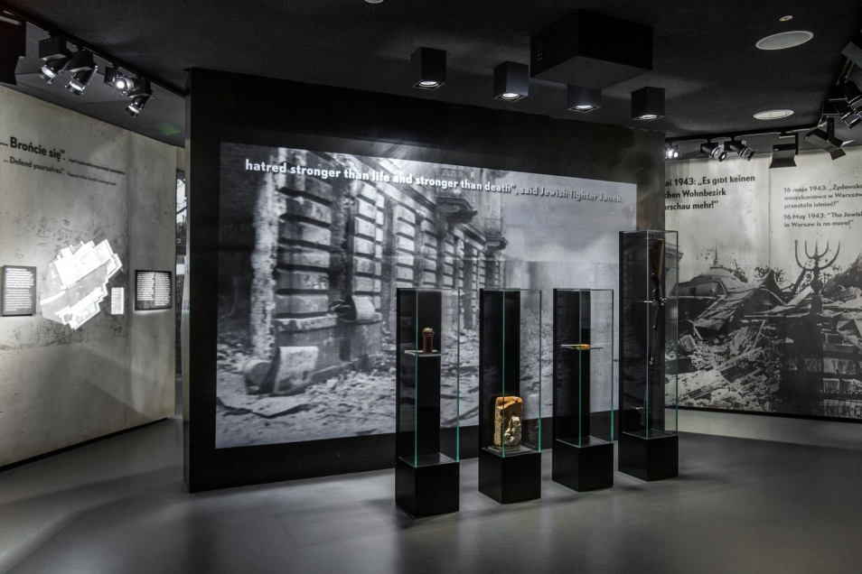 Fragment wystawy stałej Muzeum POLIN prezentujący zdjęcia z powstania w getcie warszawskim