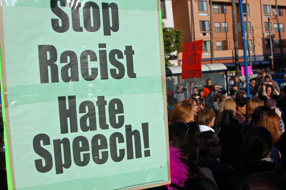 Transparent z napisem stop racist hate speech