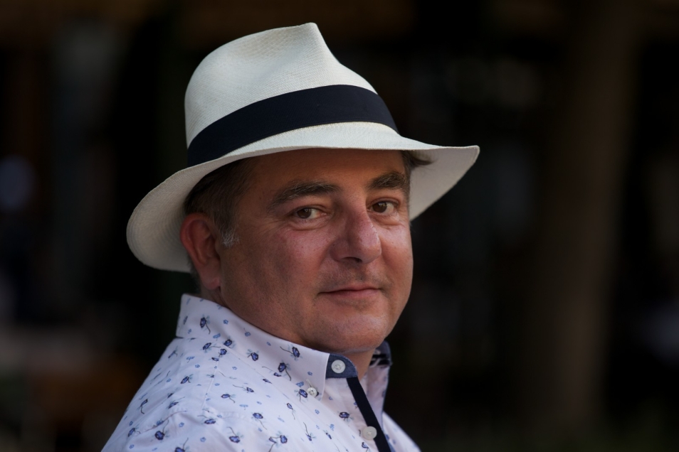 Robert Makłowicz w białym kapeluszu.