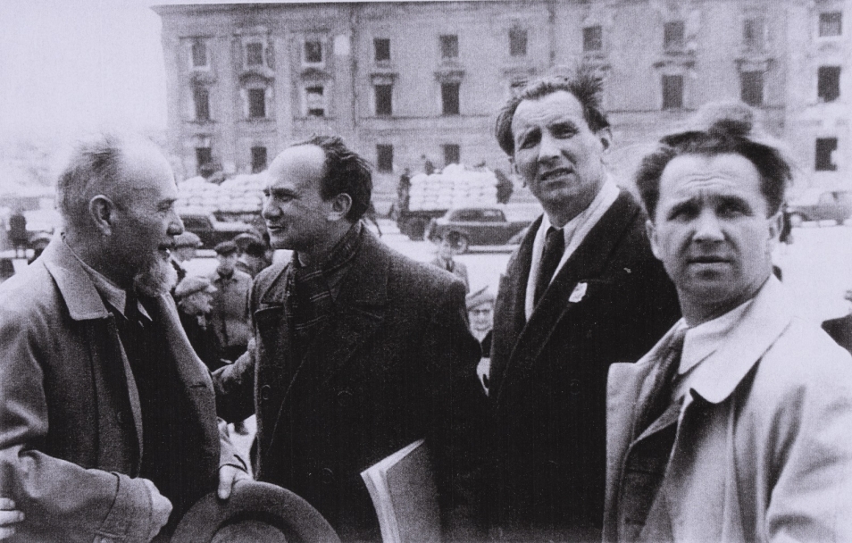 Natan Rapaport w otoczeniu innych mężczyzn - zdjęcie archiwalne.