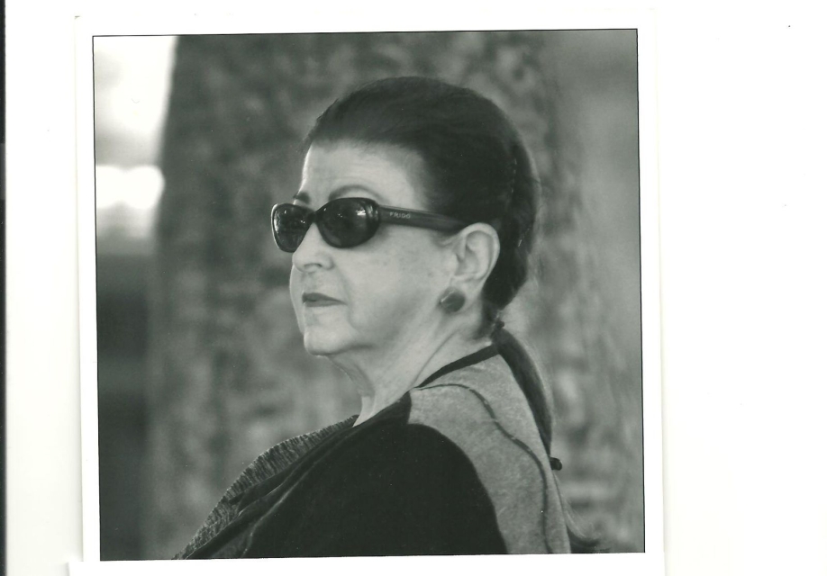 Renata Jabłońska. Kobieta w krótkiej fryzurze, nosi okulary.