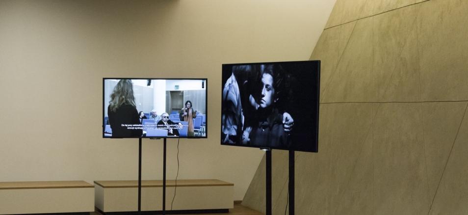 Muzeum POLIN. Dwa ekrany, na których wyświetlają się filmy.