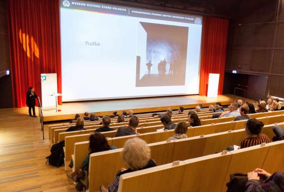 Grupa uczestników wykładu prof. Barbary Engelking w 2014 r.