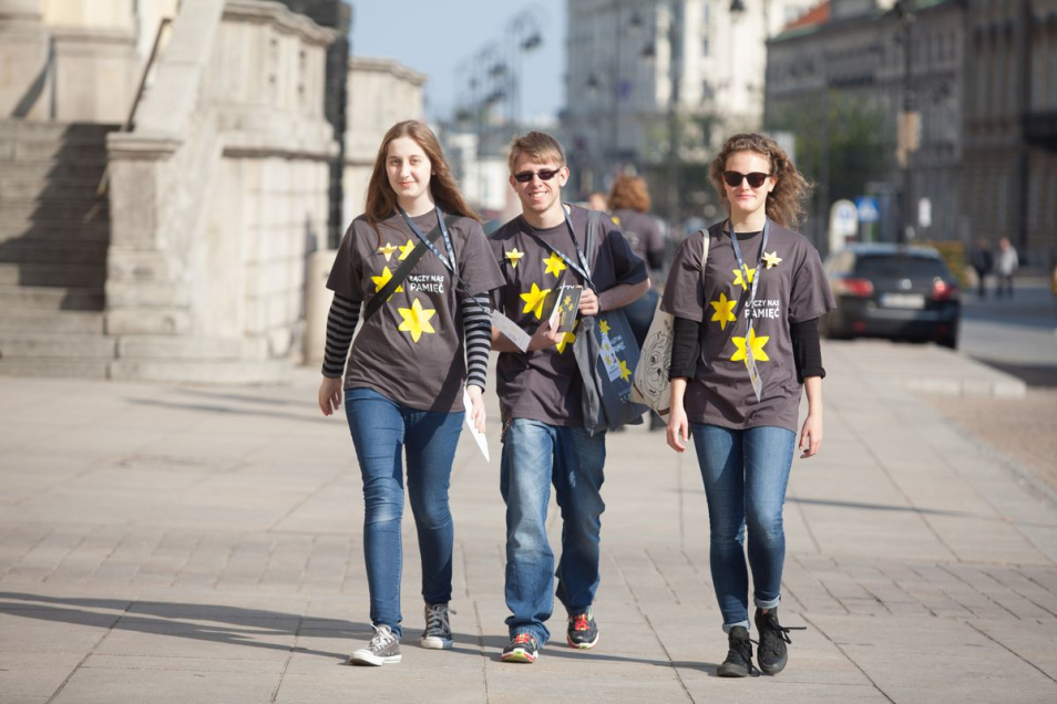 Wolontariusze akcji Żonkile 2014 na ulicy Warszawy.