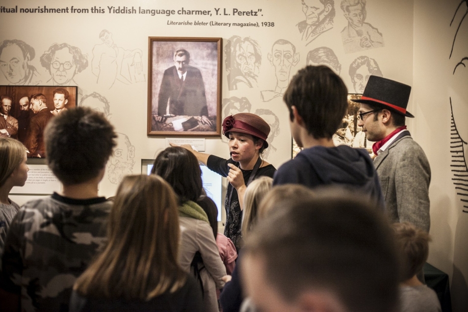 Zwiedzanie wystawy stałej w Muzeum POLIN z przewodnikiem.