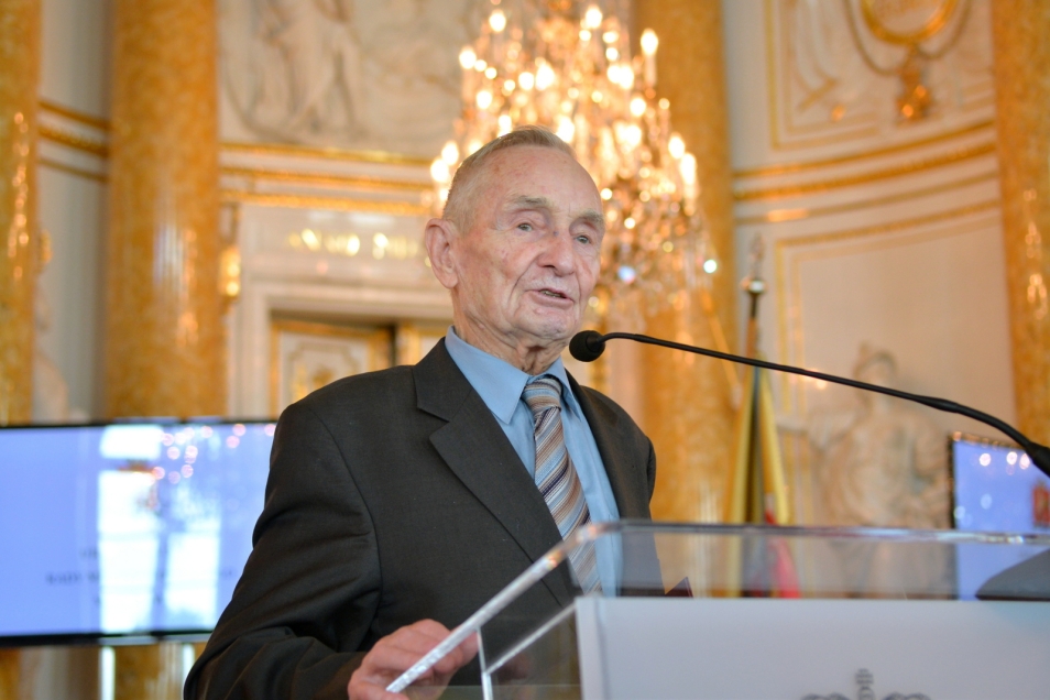 Historyk Henryk Samsonowicz mówi przez mikrofon na spotkaniu w Zamku Królewskim.