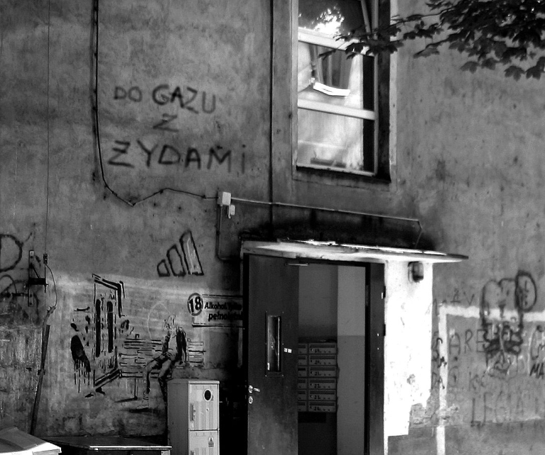 Kamienica, na której widnieje napis do gazu z Żydami.