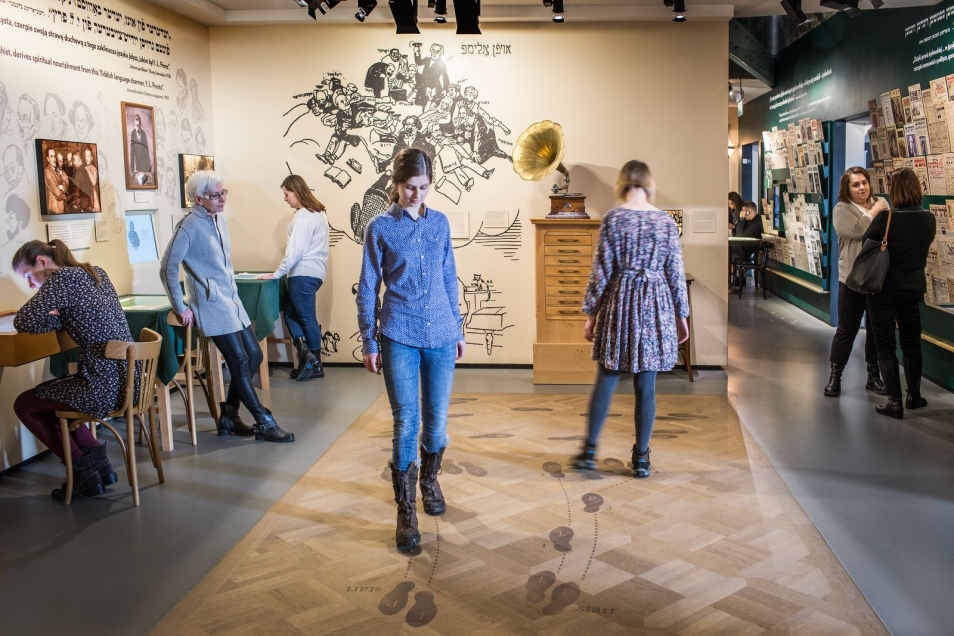 Grupa zwiedzających w galerii "Na żydowskiej ulicy" w Muzeum POLIN.