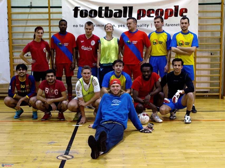 Drużyna piłkarska w hali sportowej - zdjęcie grupowe.