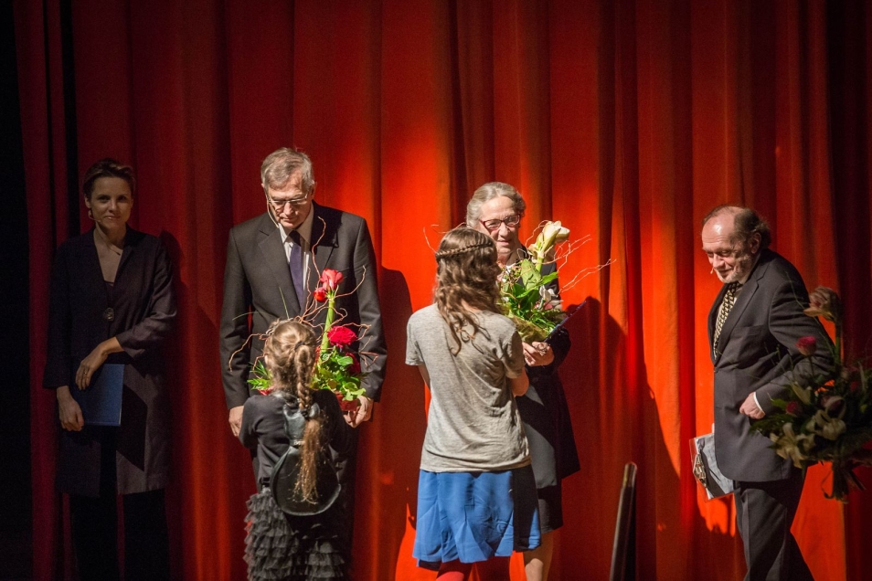 Gala w muzeum Polin z okazji rozdania nagród Sprawiedliwi wśród Narodów Świata w 2016 r. Dwie dziewczynki wręczają kwiaty prowadzącym galę aktorom – Mai Komorowskiej, Olgierdowi Łukaszewiczowi i Julii Kijowskiej. Obok stoi Jerzy Kisielewski.  