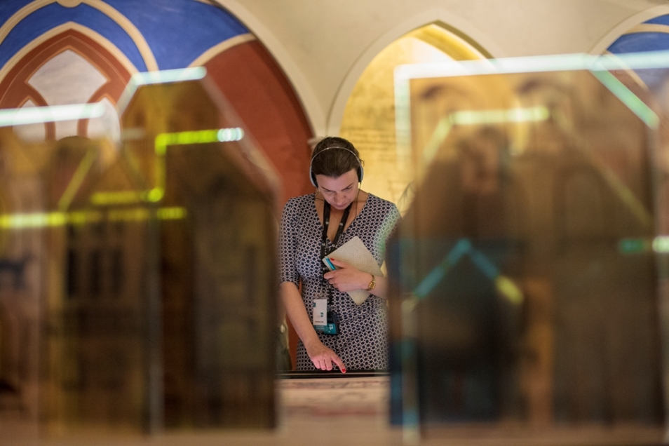 Zwiedzająca na wystawie stałej w Muzeum POLIN.