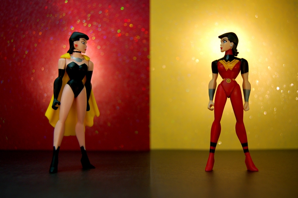 Grafika podzielona na dwie części - na każdej z nich znajduje się postać superwoman.