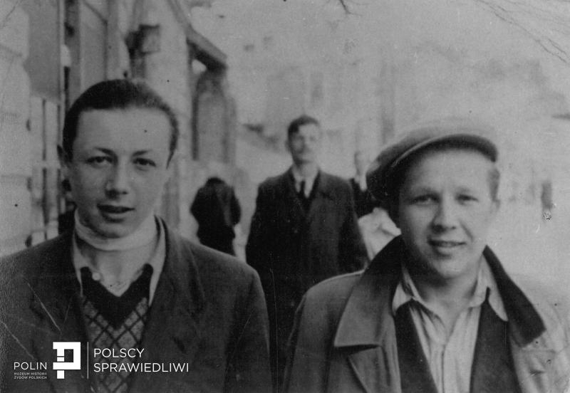 Symcha Rotem i Stefan Siewierski,  na drugim planie Antek Cukierman
