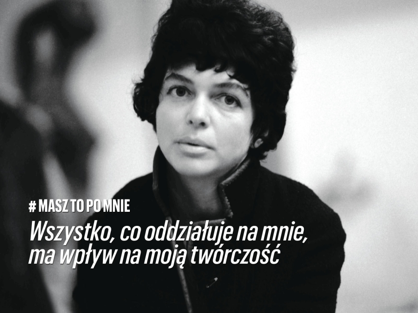 Opis grafiki: Portret kobiety, ma zamyślona minę, duże czarne oczy, ciemne włosy, krótką fryzurę, czarny sweter, po lewej stronie biały napis: #MaszToPoMnie | Alina Szapocznikow, © Tadeusz Rolke / dzięki uprzejmości Muzeum Sztuki Nowoczesnej w Warszawie