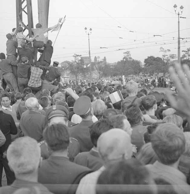 Czarno-biała fotografia. Tłum ludzi na spotkaniu.
