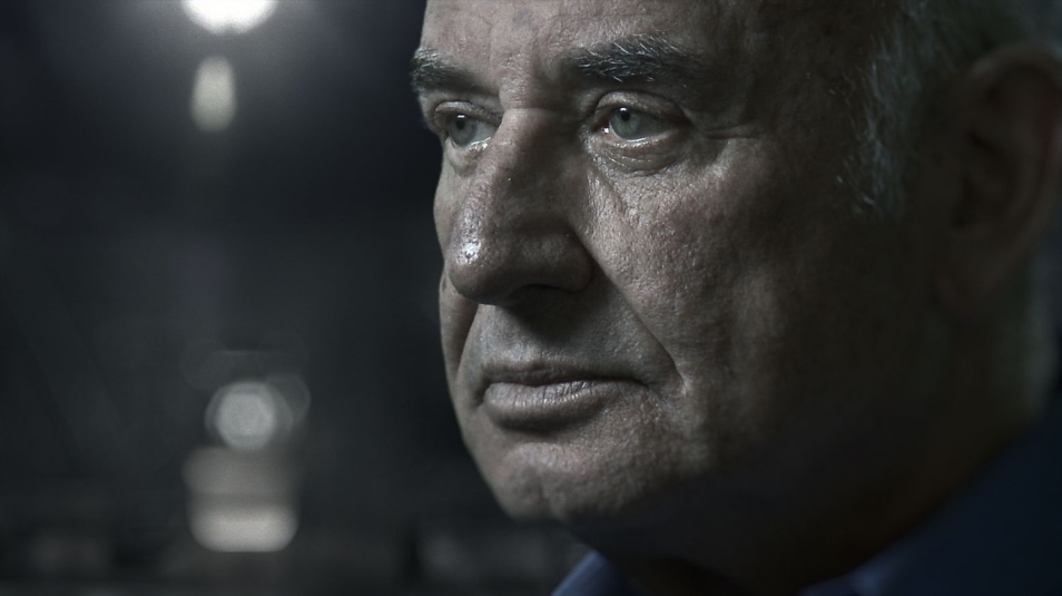 Twarz mężczyzny ukazana profilem. Postać patrzy przed siebie.
