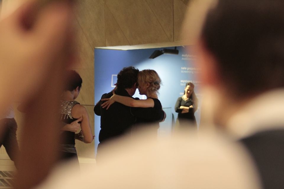 Para tańczy tango w Muzeum POLIN.