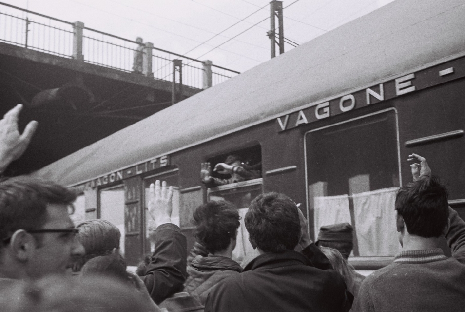 Marzec 1968 - wagon pociągu, przed którym stoi wiele osób.