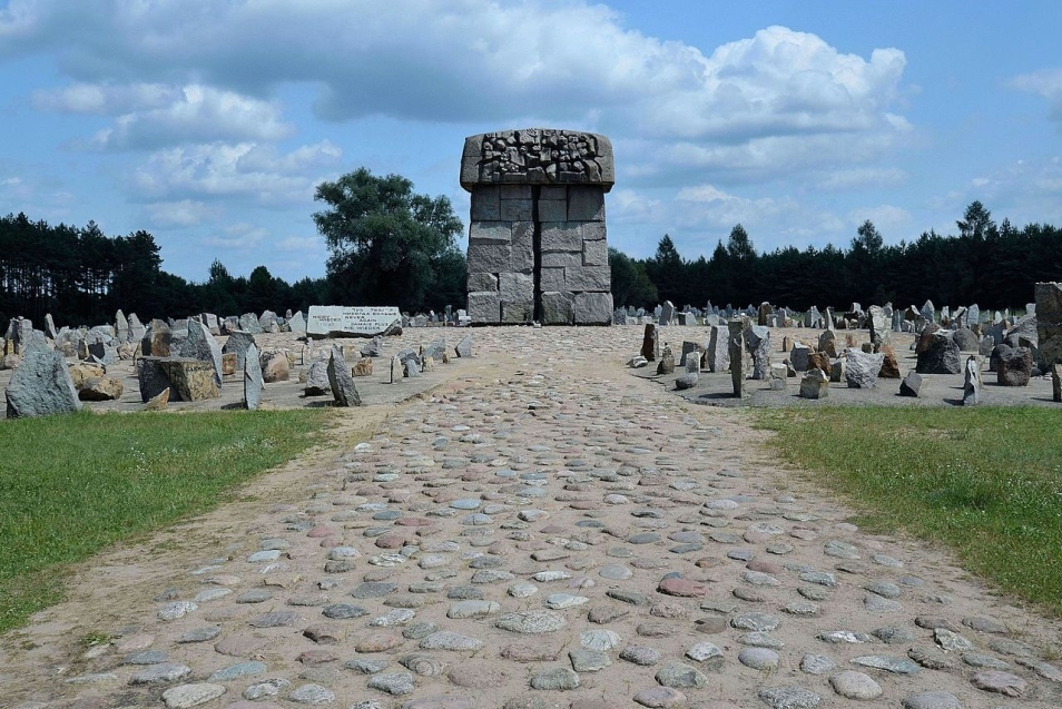 Pomnik na terenie obozu zagłady w Treblince.