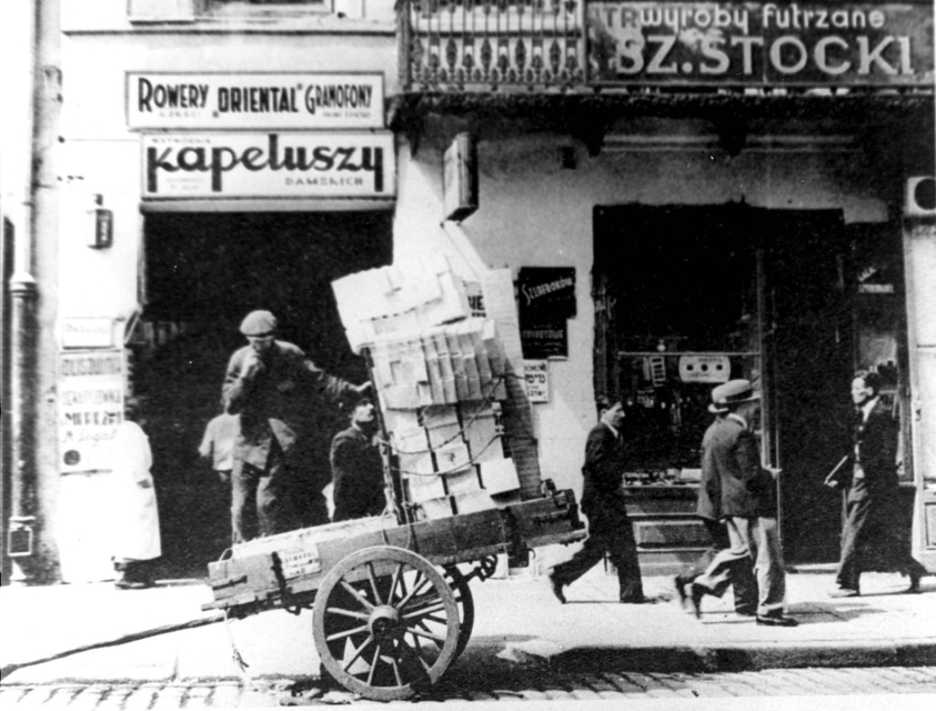 Ulica Gęsia w Warszawie - szyldy sklepów.