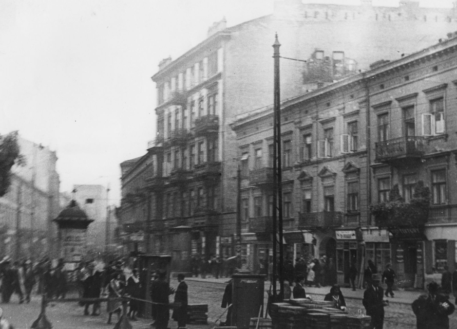 Przedwojenna fotografia przedstawia ulicę Zamenhofa w Warszawie.