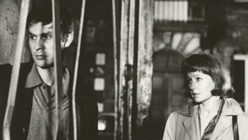 Kadr z czarno-białego filmu. Kobieta i mężczyzna.