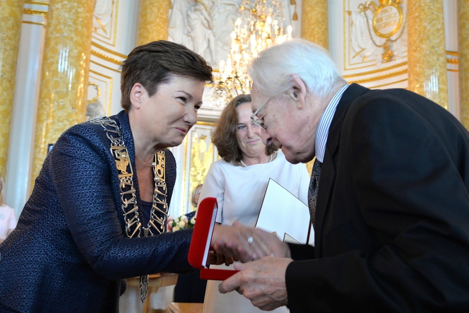 Hanna Gronkiewicz-Waltz wręcza medal Andrzejowi Wajdzie.