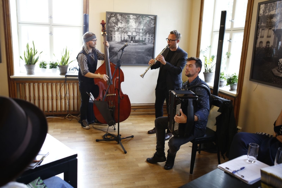 koncert podczas wernisażu - kontrabasista, klarnecista i akordeonista