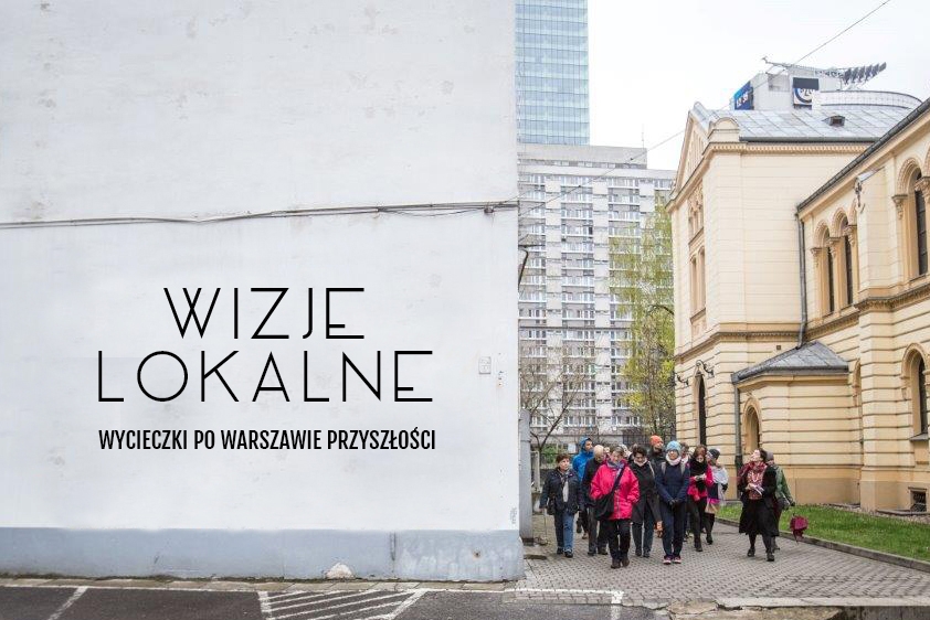 Napis na ścianie budynku Wizje lokalne. Wycieczki po Warszawie przyszłości. Obok stoi grupa ludzi.