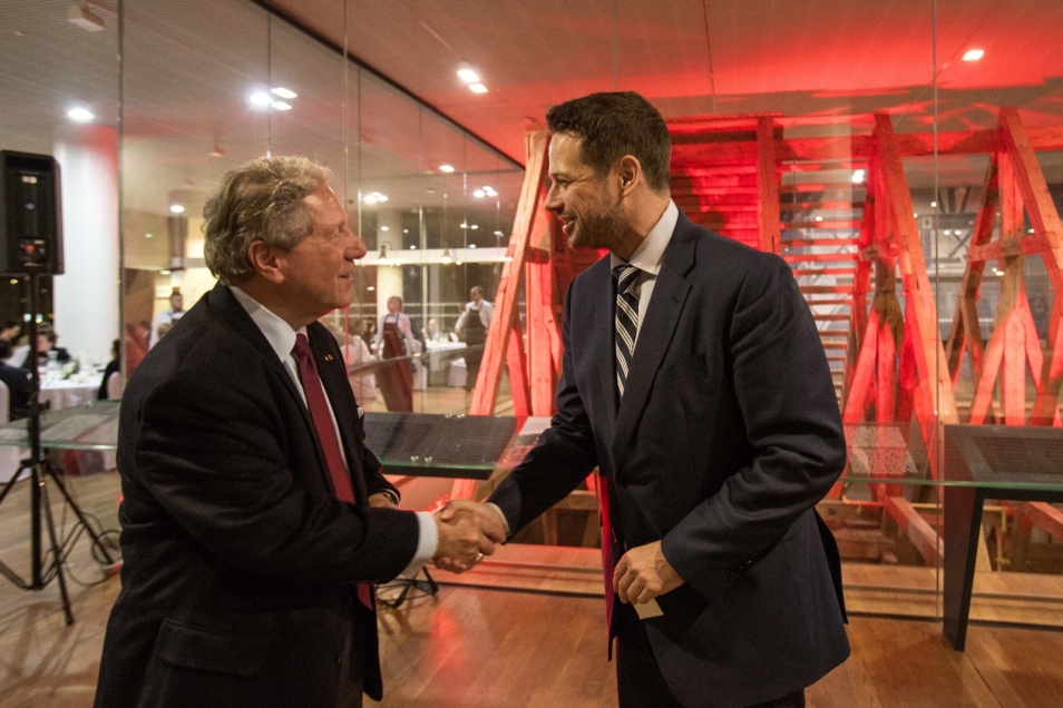 Delegacja Ambasadorów stałych przy ONZ w Muzeum POLIN. Rafał Trzaskowski wita się z jednym z ambasadorów.