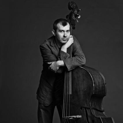 Wojciech Pulcyn ze Smoczyński Band przytula się do kontrabasu.