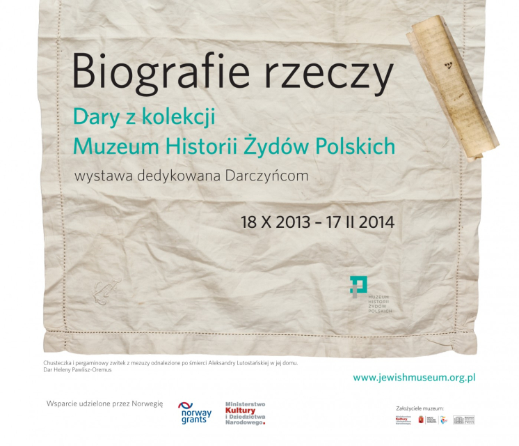 Plakat z napisem "Biografie rzeczy". Dary z kolekcji Muzeum Historii Żydów Polskich, wystawa dedykowana darczyńcom