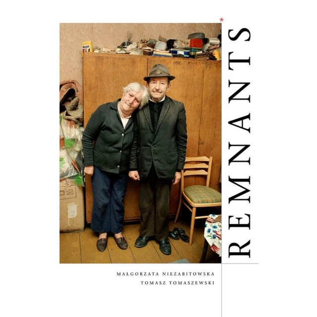 Okładka książki "Remnants" - na niej mężczyzna i kobieta; kobieta kładzie głowę na ramieniu mężczyzny.