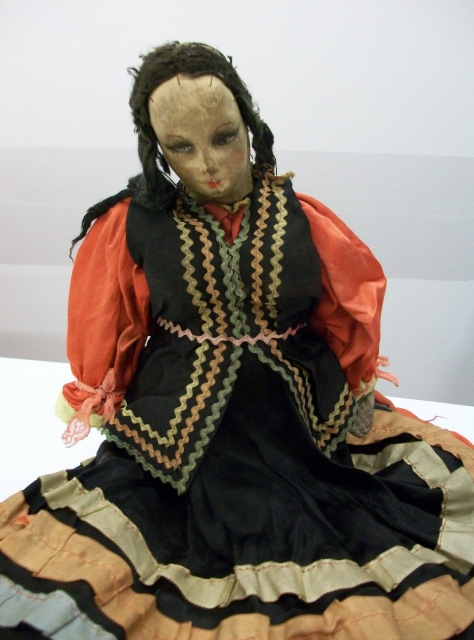Porcelanowa lalka w kolorowej sukience