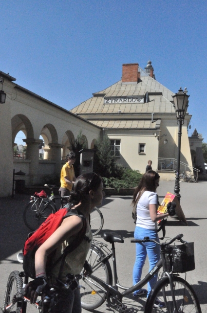 Kilka osób na wycieczce rowerowej